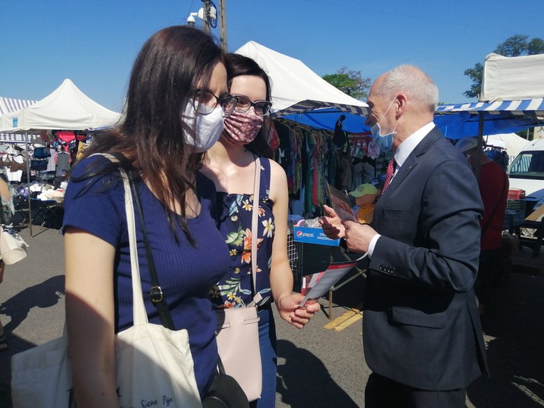 Antoni Macierewicz na targowisku w Skierniewicach