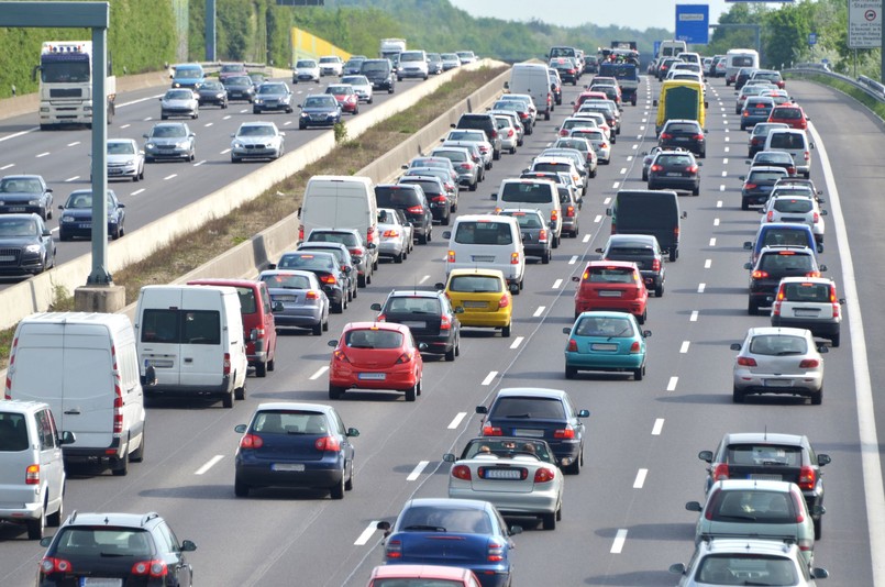 Zalety:- płynny przejazd po sieci autostrad- możliwość wykorzystania obecnie funkcjonującej infrastruktury dla pojazdów ciężkich- niższe koszty rozbudowy (brak konieczności budowania kolejnych placów poboru opłat)- możliwość współpracy systemu z innymi systemami, także europejskimi- brak konieczności wypłaty rekompensat dla koncesjonariuszy- możliwe inne obszary wykorzystania: zarządzanie ruchem, opłata za parking czy wjazd do miastWady:- konieczność szerokiej rozbudowy sieci dystrybucji (nawet dla 5-6 mln nowych użytkowników)- konieczność wyposażenia samochodów w urządzenia pokładowe