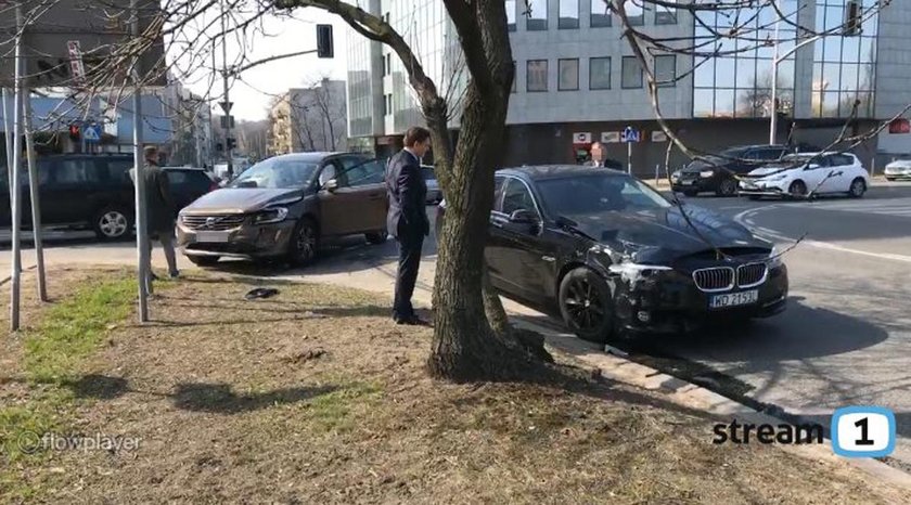 Wypadek limuzyny. Wiceszef MON Bartosz Kownacki przeprasza 