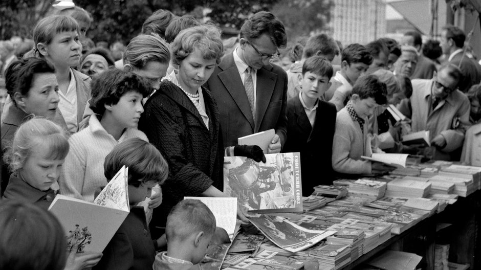 Majowy kiermasz książki w Alejach Ujazdowskich w Warszawie, 1961 rok