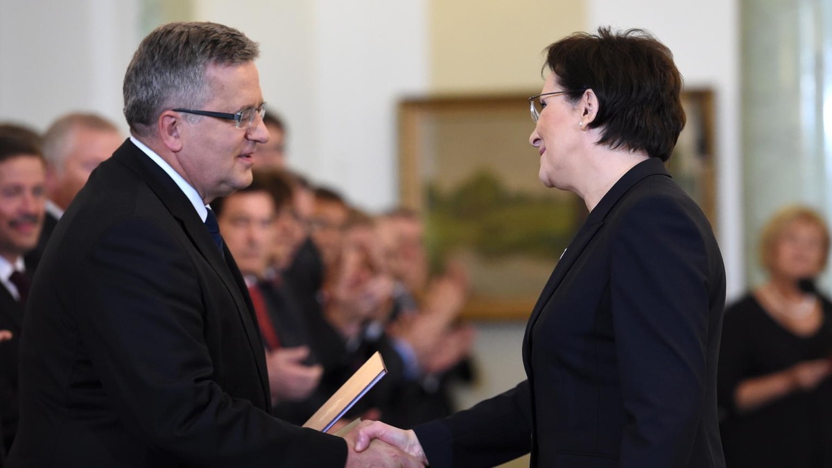 Prezydent Bronisław Komorowski powołał w poniedziałek nową Radę Ministrów. Ewa Kopacz została 14. premierem III Rzeczypospolitej. Oprócz niej akty nominacji otrzymało 18 ministrów nowego rządu.