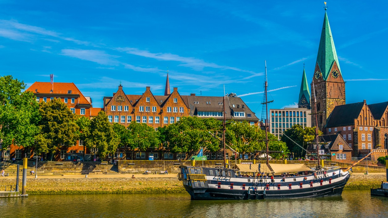 Majestátna silueta kostola Sankt Martini, ktorá už stáročia stráži riečny tep a historické nábrežie Brém.