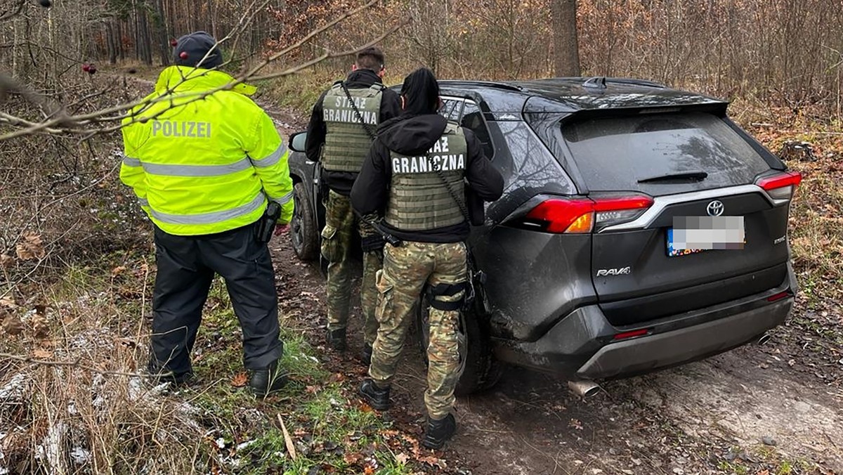 Strażnicy ruszyli w pościg za skradzionym autem. Udało się odzyskać pojazd