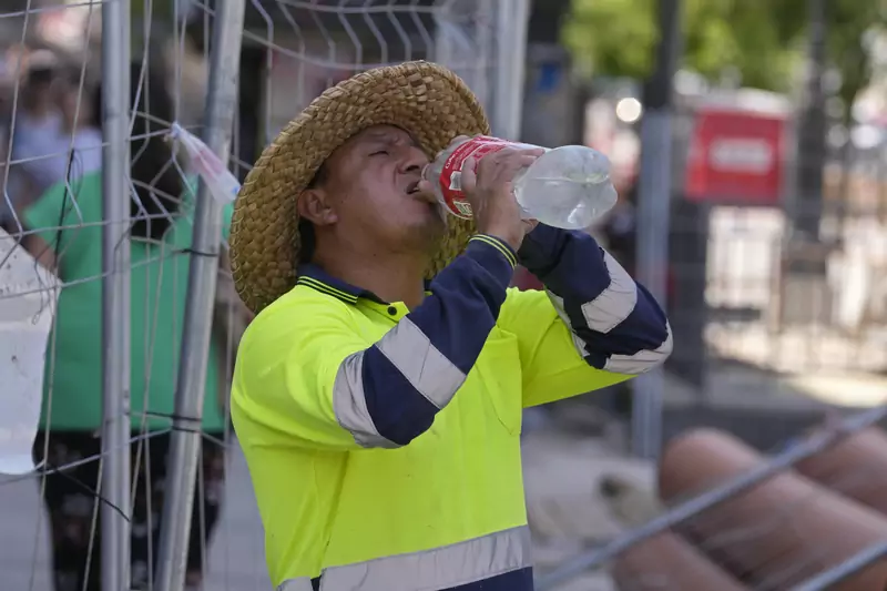 Pracownik budowy w Madrycie pijący wodę w czasie ogromnego upału. To także szczególnie narażona grupa pracowników