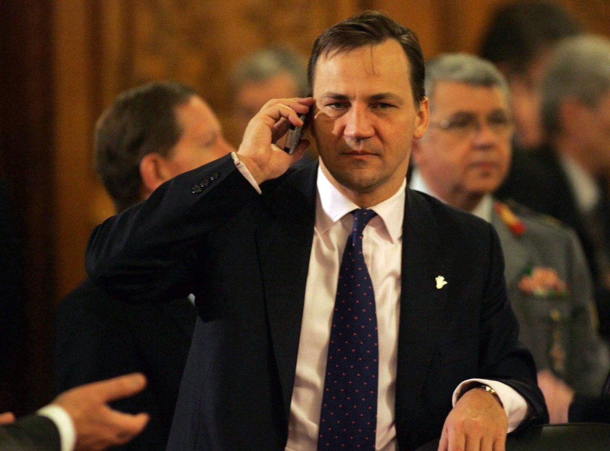 Radosław Sikorski rozmawia przez telefon