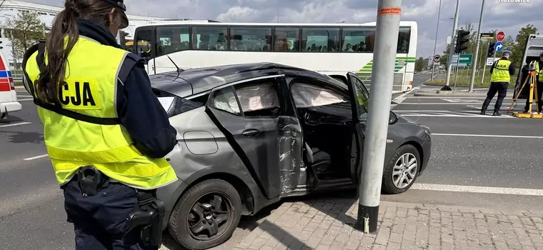 Ambulans jadący na sygnale uderzył w bok Opla. Wypadek w Katowicach