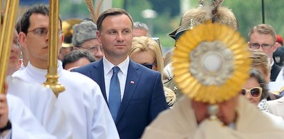 Duda z rodziną na procesji Bożego Ciała w Krakowie