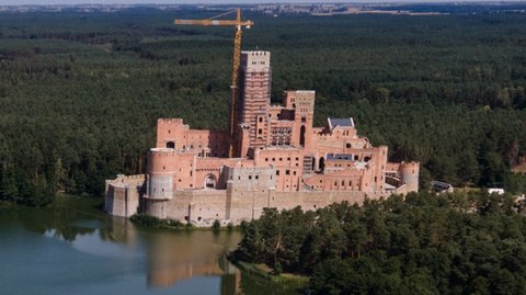 Budowa tzw. zamku w Stobnicy jest prowadzona na obszarze Natura 2000. 