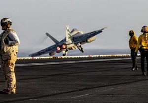 Borbeni avion F/A-18E "super hornet" poleće sa nosača "Abraham Linkoln" na početku operacije Epski bes protiv Irana 1. aprila