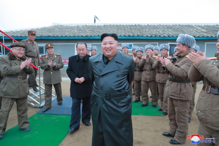 A KCNA észak-koreai állami hírügynökség által 2019. november 29-én közreadott dátummegjelölés nélküli képen Kim Dzsong Un észak-koreai vezető, a Koreai Munkapárt első titkára, a Nemzetvédelmi Bizottság első elnöke megtekinti az új, "szuper nagy" rakéta-sorozatlövő rendszert tesztelését egy ismeretlen helyszínen / Fotó: MTI/EPA/KCNA