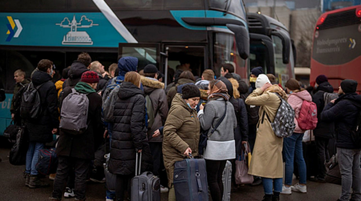 Emberek próbálnak felférni egy buszra Kijevben, hogy elhagyják a várost 2022. február 24-én/ Fotó: MTI/AP/Emilio Morenatti