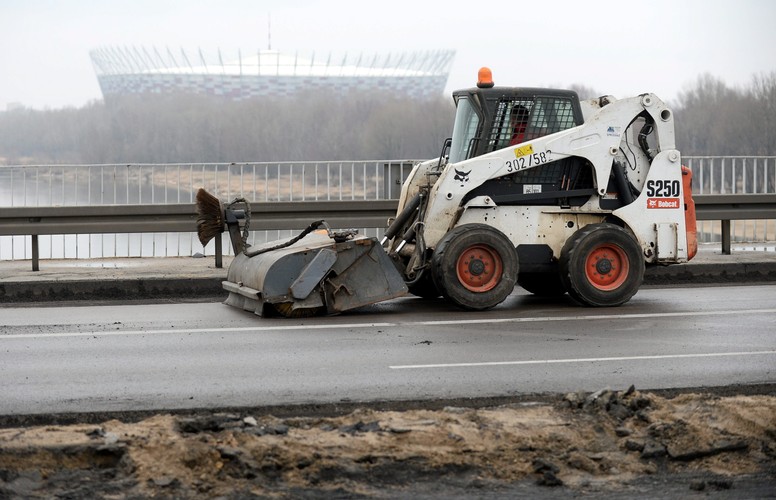 Na zdjęciu: Prace przy zdejmowaniu nawierzchni na moście Łazienkowskim w Warszawie<br><br>fot.  (zuz) PAP/Bartłomiej Zborowski