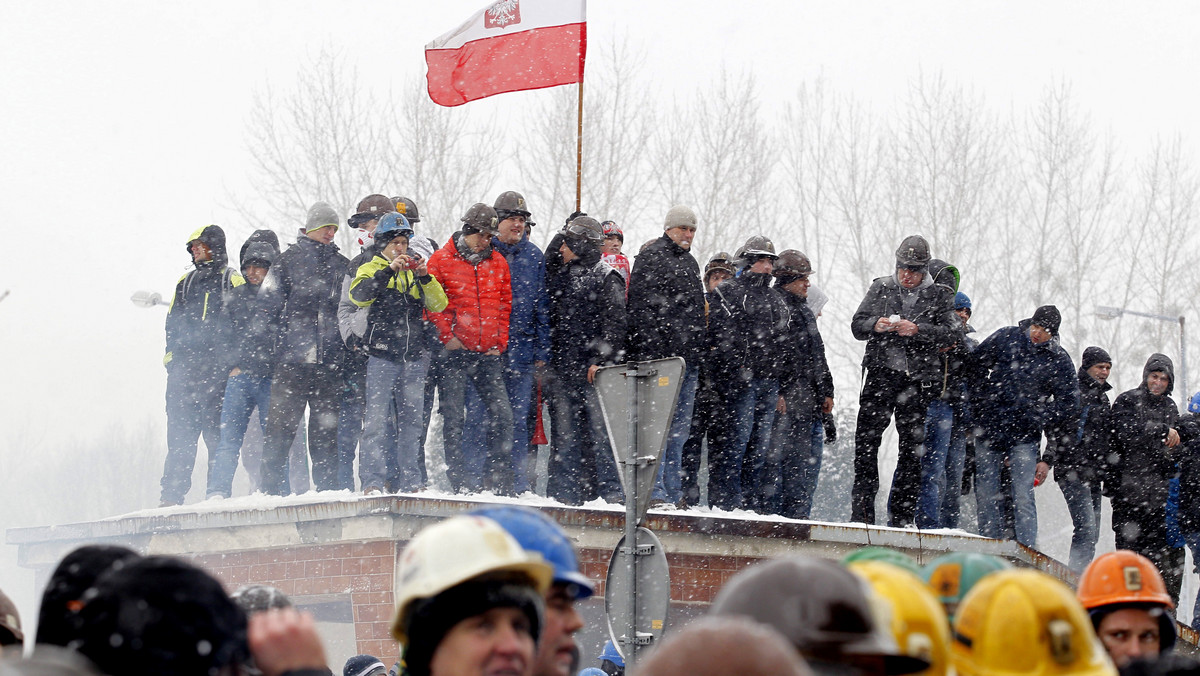 Trwa 16 doba strajku w kopalniach JSW. Ponad 5,3 tys. górników kontynuuje go na powierzchni, 19 osób prowadzi protest głodowy – podało WCZK w Katowicach. Czekamy na dalsze rozmowy - powiedział rzecznik sztabu protestacyjnego.