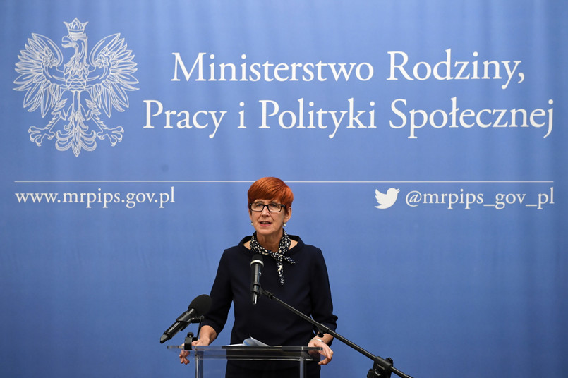 Minister rodziny, pracy i polityki społecznej Elżbieta Rafalska podczas konferencji prasowej