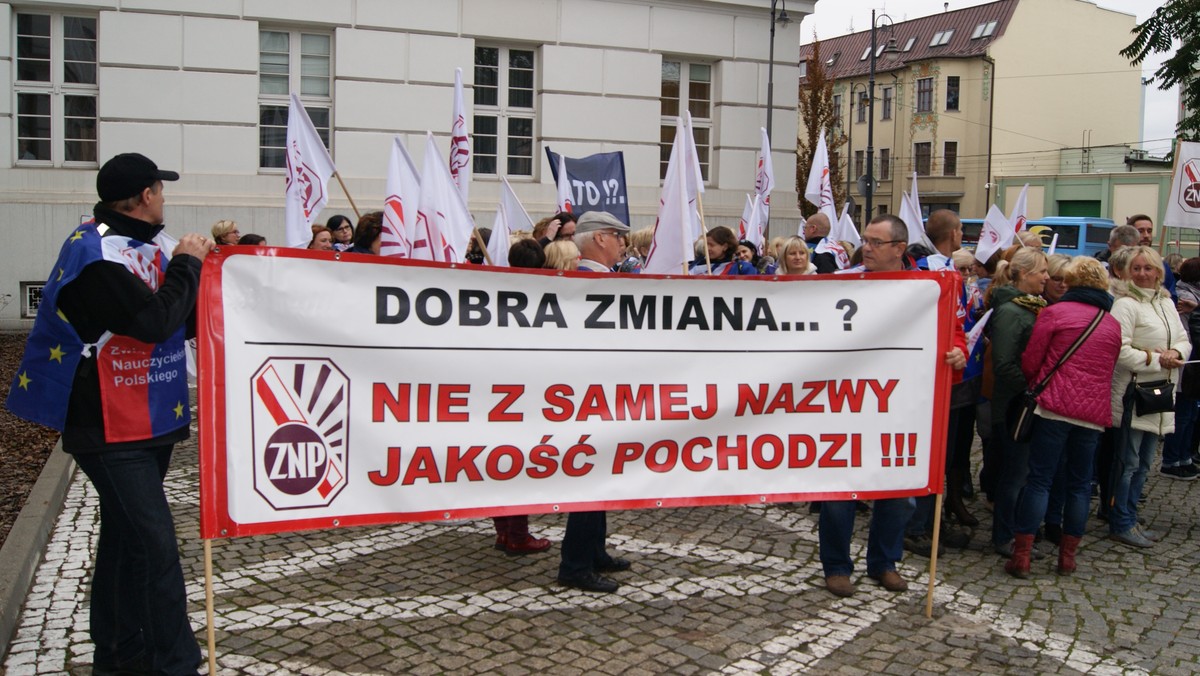 Związek Nauczycielstwa Polskiego rozpoczyna akcję protestacyjną ws. zapowiadanej reformy edukacji - poinformował prezes Związku Nauczycielstwa Polskiego Sławomir Broniarz. Akcja odbędzie się pod hasłem "Nie dla chaosu w szkole". Na 19 listopada zapowiadana jest manifestacja.