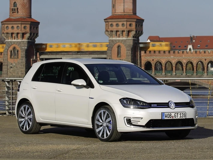 Volkswagen Golf VII GTE – 153 090 zł