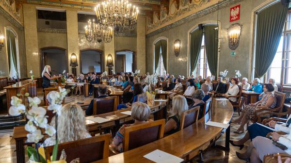 25 sierpnia w sali obrad Rady Miasta Krakowa odbyło się tradycyjne wręczenie aktów powierzeń osobom, które 1 września obejmą stanowiska dyrektorów w 57 krakowskich przedszkolach, szkołach, poradniach i placówkach.