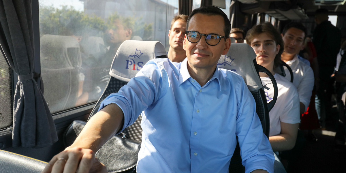 Premier Mateusz Morawiecki na pokładzie autobusu w drodze na wizytę w Fabyce Broni "Łucznik" w Radomiu, 20 września 2023 r. 