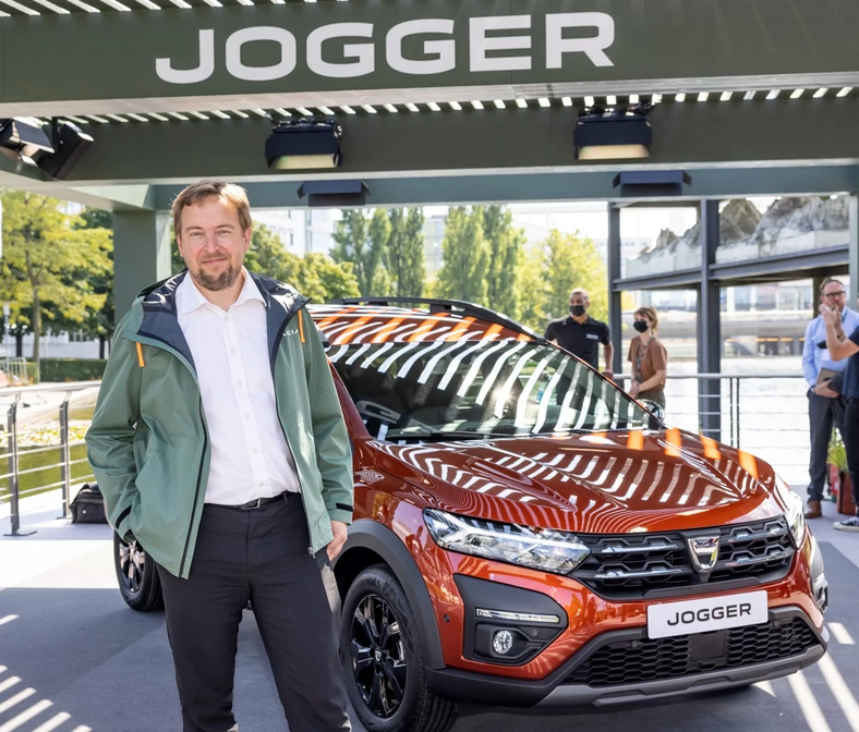 Xavier Martinet, globalny szef marketingu i sprzedaży Dacii (obok Dacii Jogger)