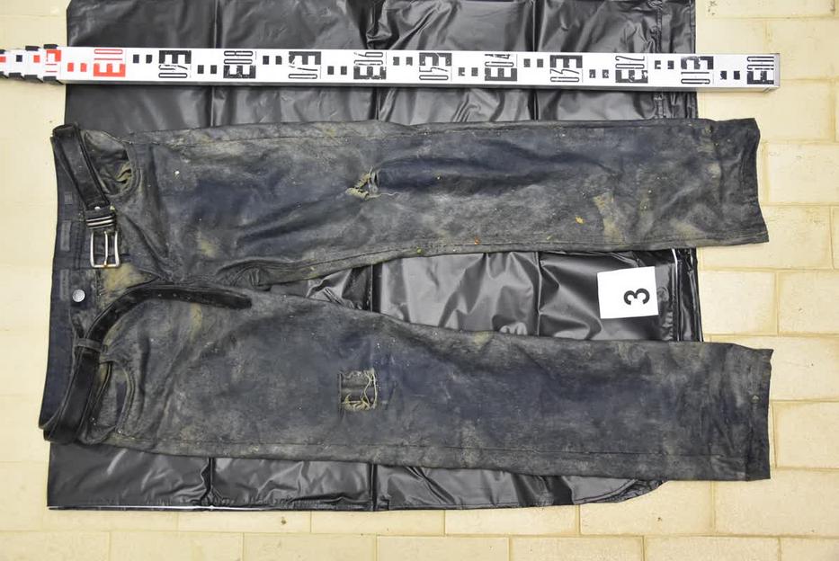 Ez a nadrág volt a halott férfin, mikor rátaláltak /Fotó: police.hu