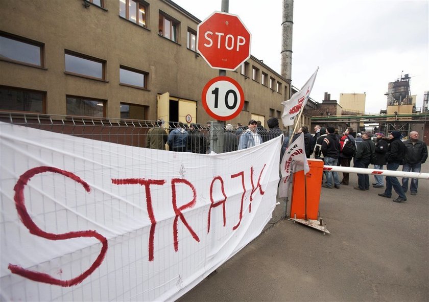 Skandal! Płacą za striptiz, a nie ma na pensje