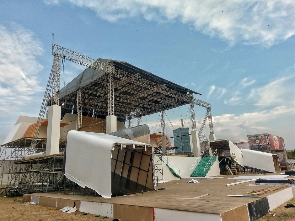 Postavljanje bine se privodi kraju