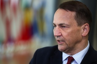Sikorski dementuje plotki: Nie będzie masowego odwoływania ambasadorów