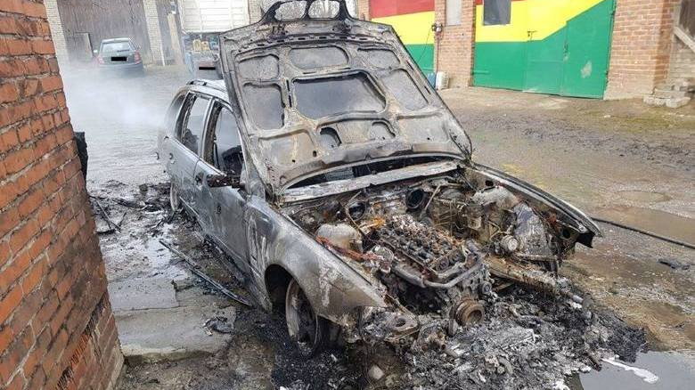 Zwłoki w spalonym samochodzie koło Sandomierza. To 25-letni właściciel auta?
