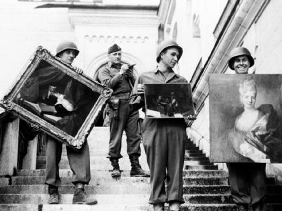 Amerykańscy żołnierze z odzyskanymi dziełami sztuki, Niemcy 1945 r.