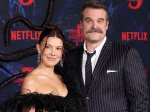 Testbeszéd szakértő elemezte Millie Bobby Brown és a zaklatásával vádolt David Harbour gesztusait