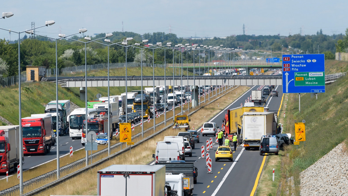 Autostrada A2 na odcinku obwodnicy Poznania w kierunku Świecka została częściowo odblokowana po wypadku z udziałem sześciu samochodów, do którego doszło dzisiaj ok. godz. 10.30. W zdarzeniu poszkodowanych zostało pięć osób.