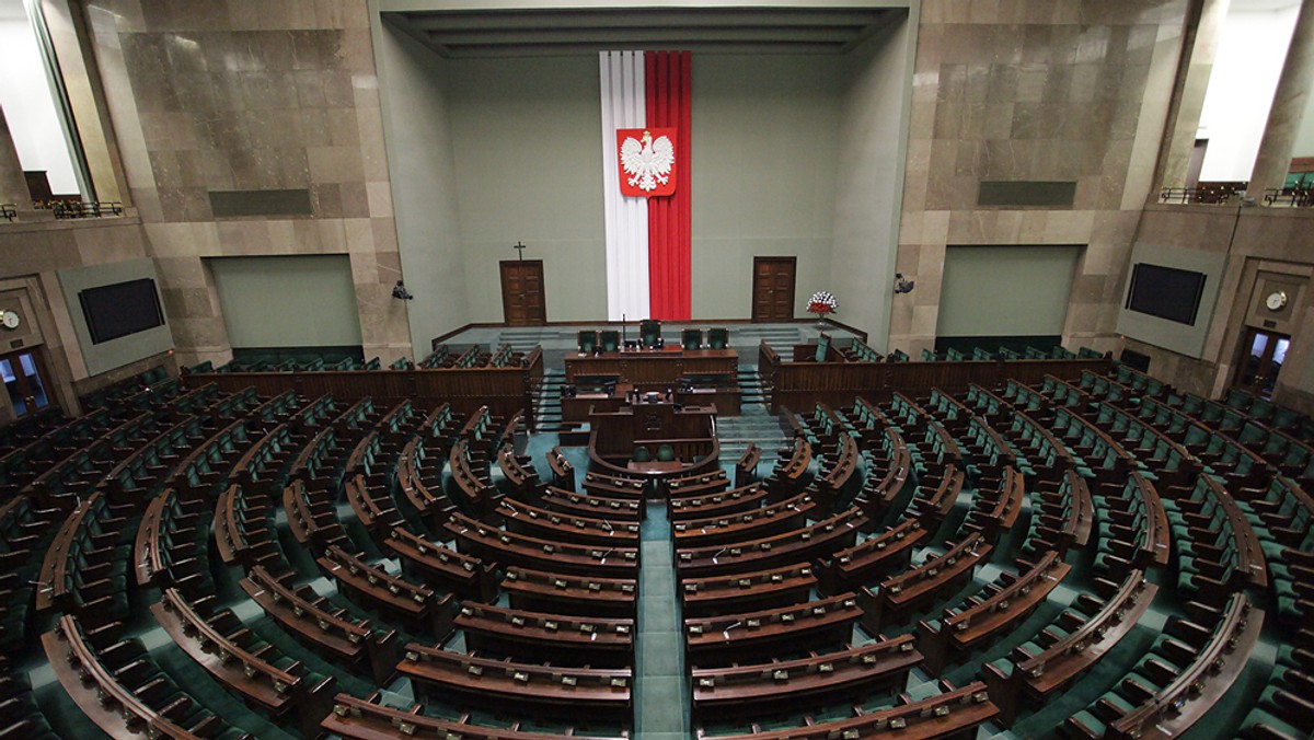 Wśród osób, które zadeklarowały udział w wyborach, na PiS zagłosowałoby 36 proc., na PO - 18 proc., na Nowoczesną - 10 proc., a na Kukiz'15 - 8 proc. - wynika z lipcowego sondażu TNS Polska. Pozostałe ugrupowania nie przekroczyłyby progu wyborczego.