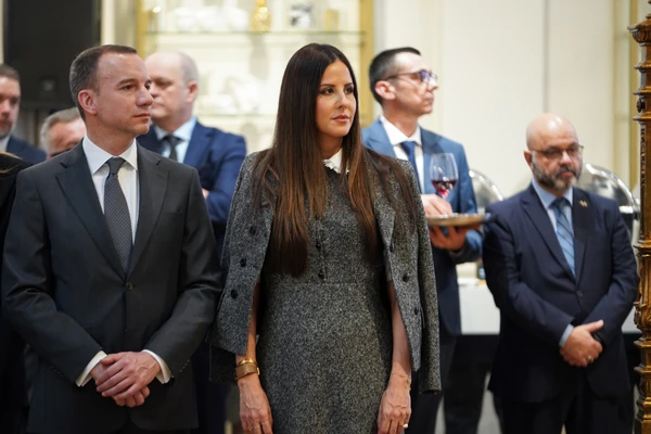 Tamara Vučić pokazala STAJLING ZA SRPSKU NOVU GODINU, a cipele koje je odabrala su skoro IDENTIČNE ČUVENIM SALONKAMA MELANIJE TRAMP