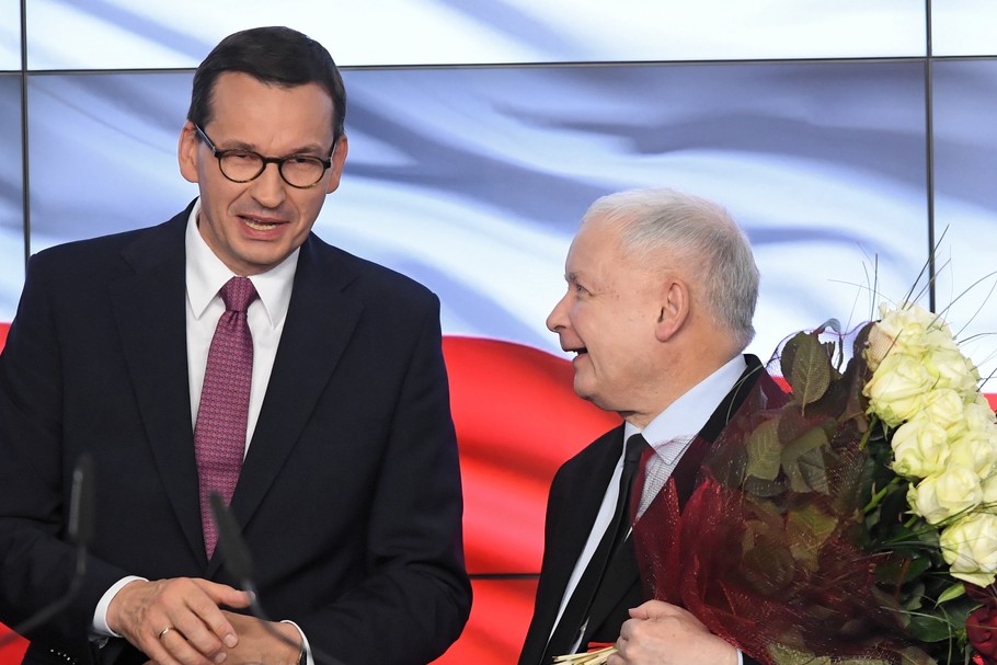 Prezes PiS Jarosław Kaczyński (P) i premier Mateusz Morawiecki (L) w sztabie wyborczym Prawa i Sprawiedliwości. Warszawa, 13.10.2019. 