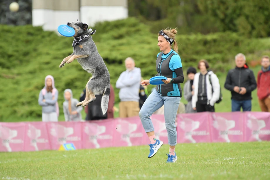 Patrycja Kowalka ma też psy rasy australian cattle dog. Często uczestniczy z nimi w zawodach dogfrisbee z serii Latające Psy, rozgrywanych w różnych miastach w Polsce.