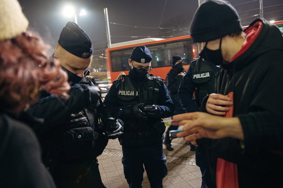 Policja spisuje protestujących maturzystów w Gdańsku