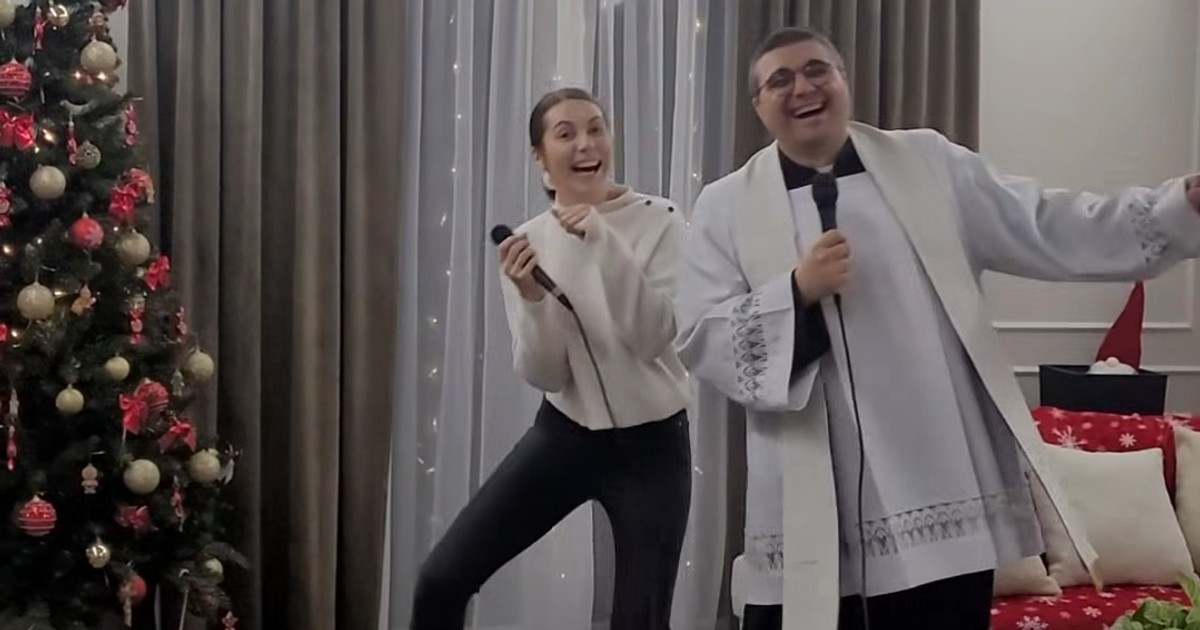 Duchowny dał się namówić młodej parafiance podczas kolędy. Wideo niesie się po sieci