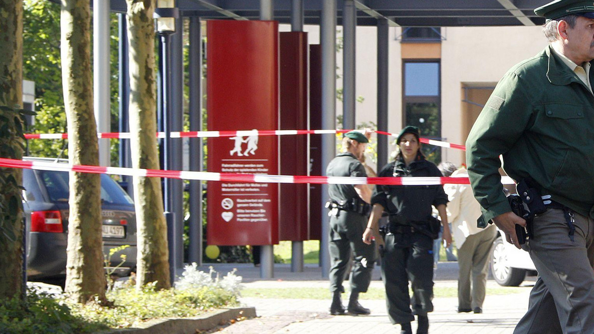 41-letnia prawniczka Sabine R., która otworzyła ogień w szpitalu w Loerrach w Badenii-Wirtembergii, przed sześciu laty przeszła w tym szpitalu poronienie - ujawniła prokuratura i policja.