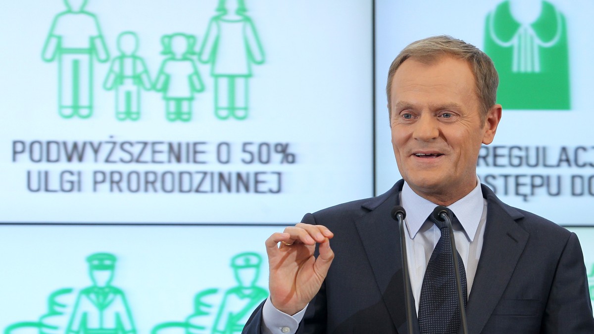 Premier Donald Tusk oświadczył we wtorek, że jego rząd posiada większość w parlamencie. W ocenie szefa rządu "szukanie" nowej Rady Ministrów czy nowego premiera ma sens dopiero w sytuacji, gdy rząd takiego zaplecza parlamentarnego nie ma.