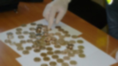 Zgierz: Sprzedawali fałszywe monety. Oszukana kobieta straciła 15 tys. zł