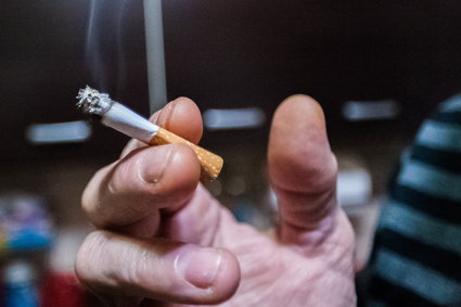 Polacy przepalają miliardy. Jak państwo zarabia i traci na papierosach