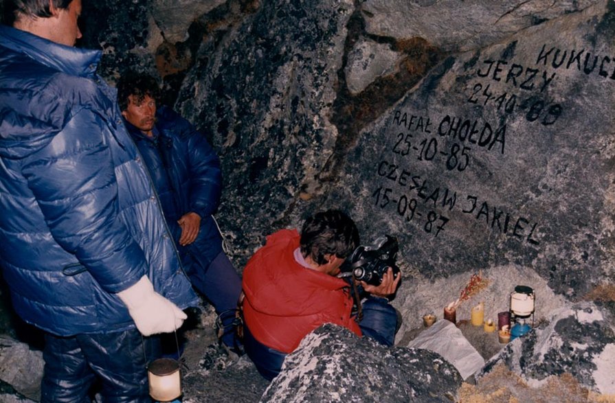 Skała na Lhotse z nazwiskami himalaistów, którzy zginęli podczas zdobywania szczytu.  