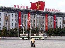 Clinton do Kim Dzong Una: Jest pan młodym człowiekiem