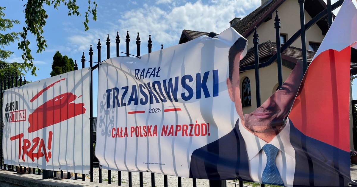 Dewastacja grobów za poparcie Rafała Trzaskowskiego. "Pani z kółka różańcowego powiedziała, żebyśmy zdjęli plakat"