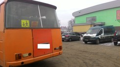 Gimbus zderzył się z osobówką. Jedna osoba nie żyje, ranne dzieci