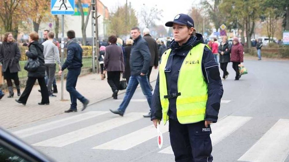 Piesi na przejściu nadzorowanym przez policję Fot. Policja