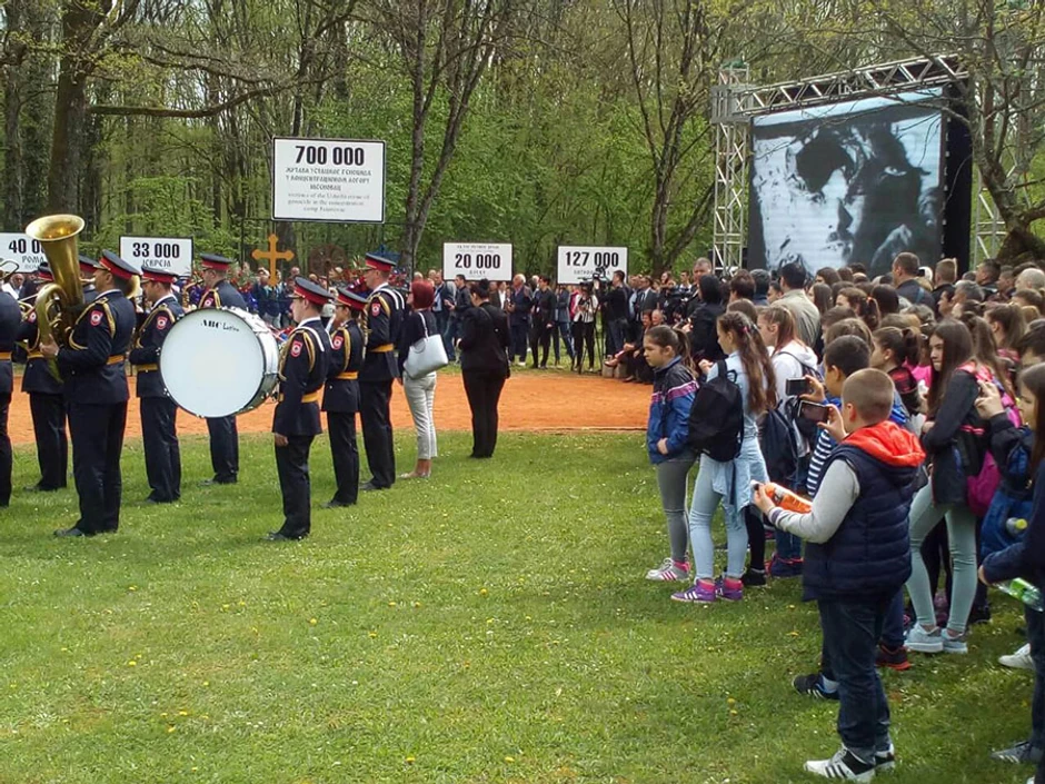 Nigde se ne pominju žrtve u Jasenovcu, Garavici i na drugim stratištima. 