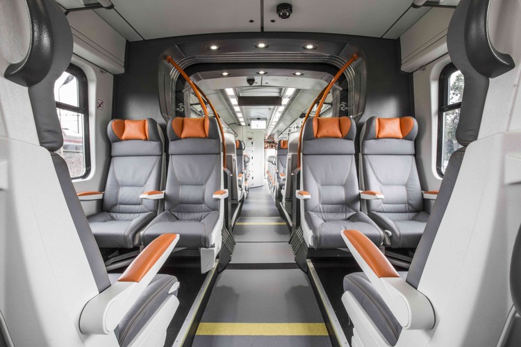 Kielce zadadzą kolejowego szyku. To wnętrze pociągu, który będzie jeździł w Świętokrzyskiem. Dominuje szarość z pomarańczowymi akcentami. Co ciekawe, w tych impulsach pasażerowie poczują powiew luksusu. Fotele nie są tapicerowane, ale obite skórzaną tapicerką. To bardzo rzadkie rozwiązanie w pociągach regionalnych i aglomeracyjnych, bo podnosi koszty.