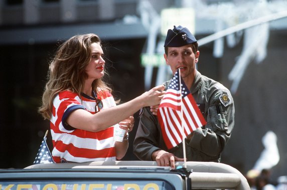 Aktorka Brooke Shields oraz lotnik, kpt. Paul Johnson, w czasie nowojorskiej parady ku czci weteranów operacji Pustynna Burza. Shields wcześniej, w trakcie trwania wojny, odwiedziła amerykańskich żołnierzy biorących udział w działaniach wojennych w ramach akcji zorganizowanej przez United Service Organizations (fot. MSGT. Don Wetterman, domena publiczna).