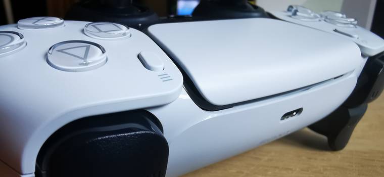 Kontroler DualSense z PlayStation 5 rozebrany na części pierwsze